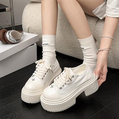 Женские парусиновые туфли на толстой подошве, увеличивающие рост, новинка весны и осени 2025 года, универсальные туфли-маффины, спортивные маленькие белые туфли, женская обувь