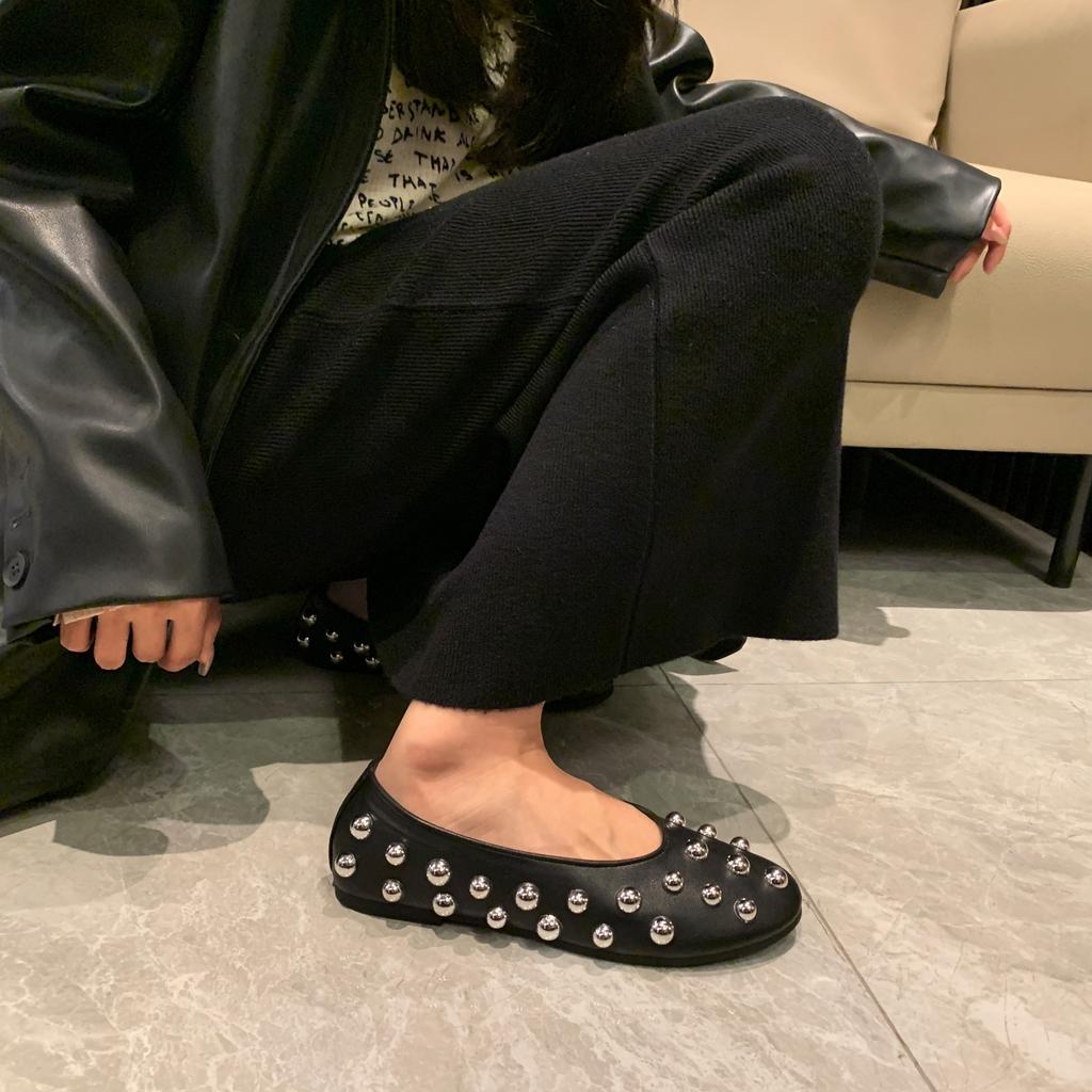 Мода 2025 Новые туфли-лодочки с заклепками и круглым носком, роскошные черные кожаные сандалии, балетки, серебристые металлические туфли Мэри Джейн с вырезами, размеры 35-42