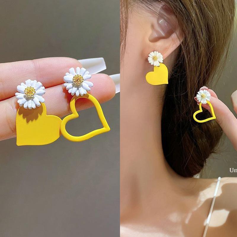 Sweet Fresh Daisy Stud Earrings Asymmetric Heart Hollow Dangle Earrings For Women Flower Earrings Gift Daily Jewelry Accessories
