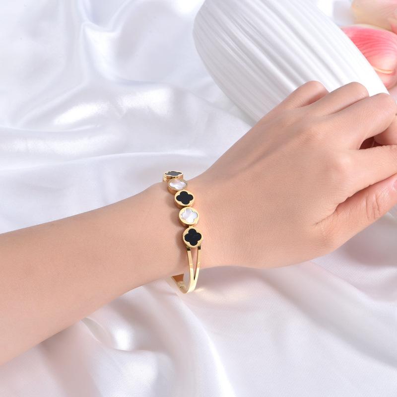 Открытый браслет из нержавеющей стали с четырьмя листами клевера и бриллиантами, который не выцветает