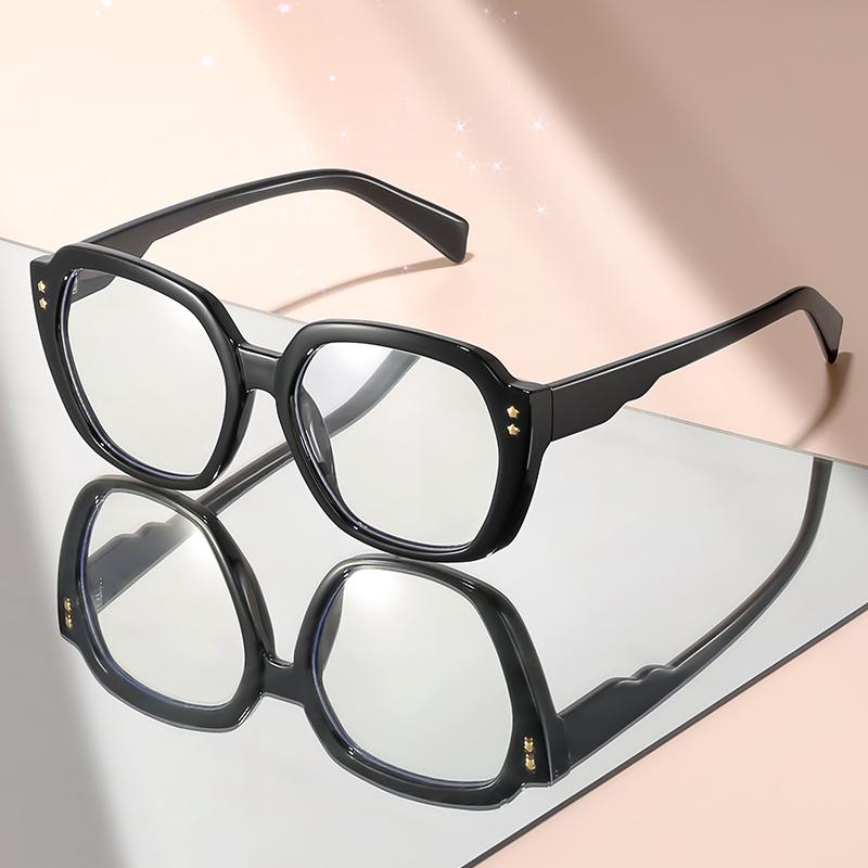 Новые классические и простые очки с плоскими линзами в большой оправе со звездными акцентами — это предмет для повседневной носки и украшение для уличной фотографии.