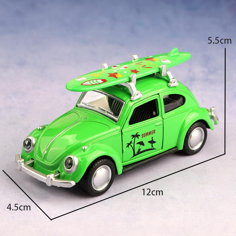 1:36 Красный литой автомобиль Volkswagen Beetle с доской для серфинга, Металлическая модель с механизмом оттягивания и открывающимися дверями, Ретро-игрушка для летнего пляжа для детей