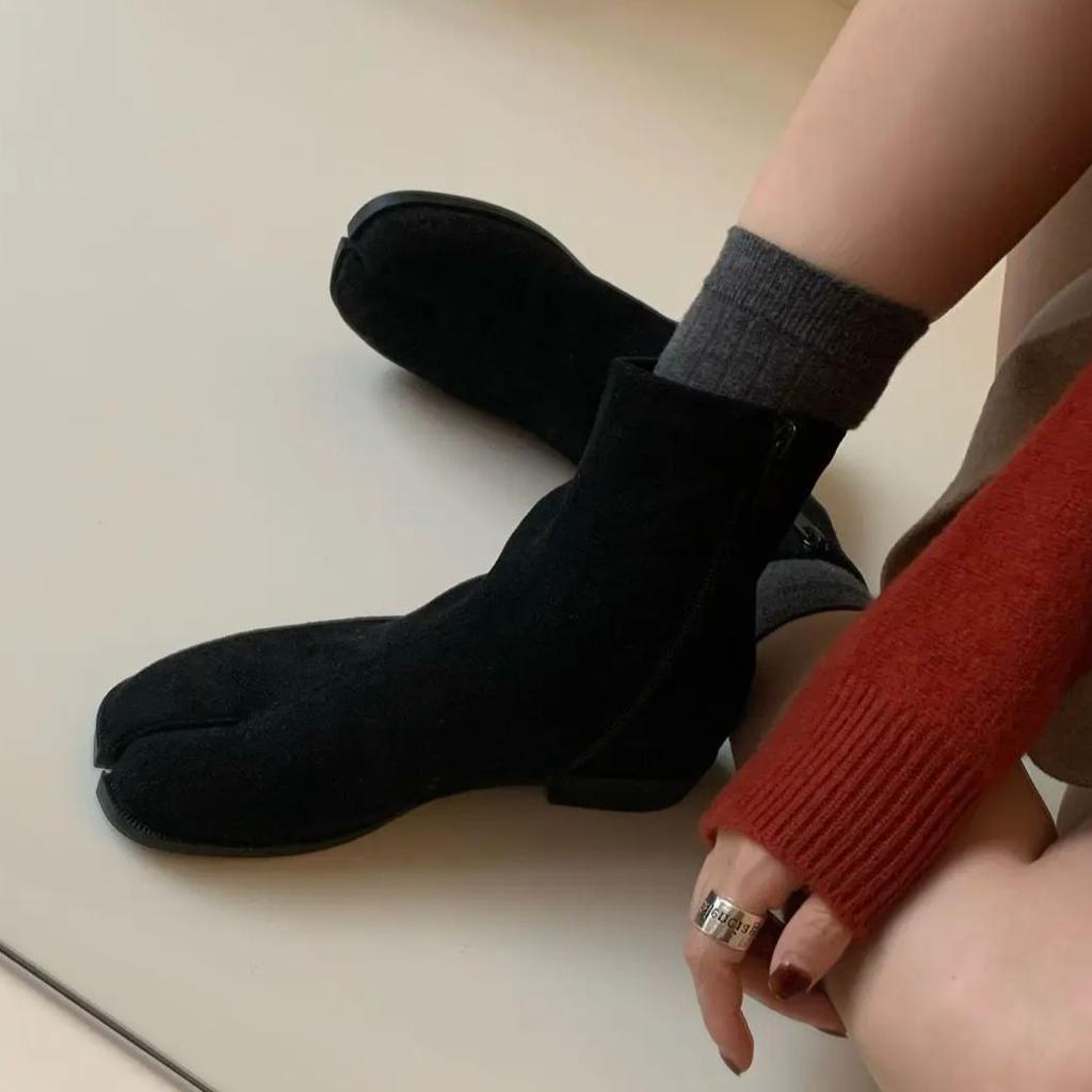 IPPEUM Женские ботильоны с разрезом на щиколотке и раздельным пальцем, черная искусственная замша, осень 2024, боковая молния, плоские туфли таби с раздельным пальцем