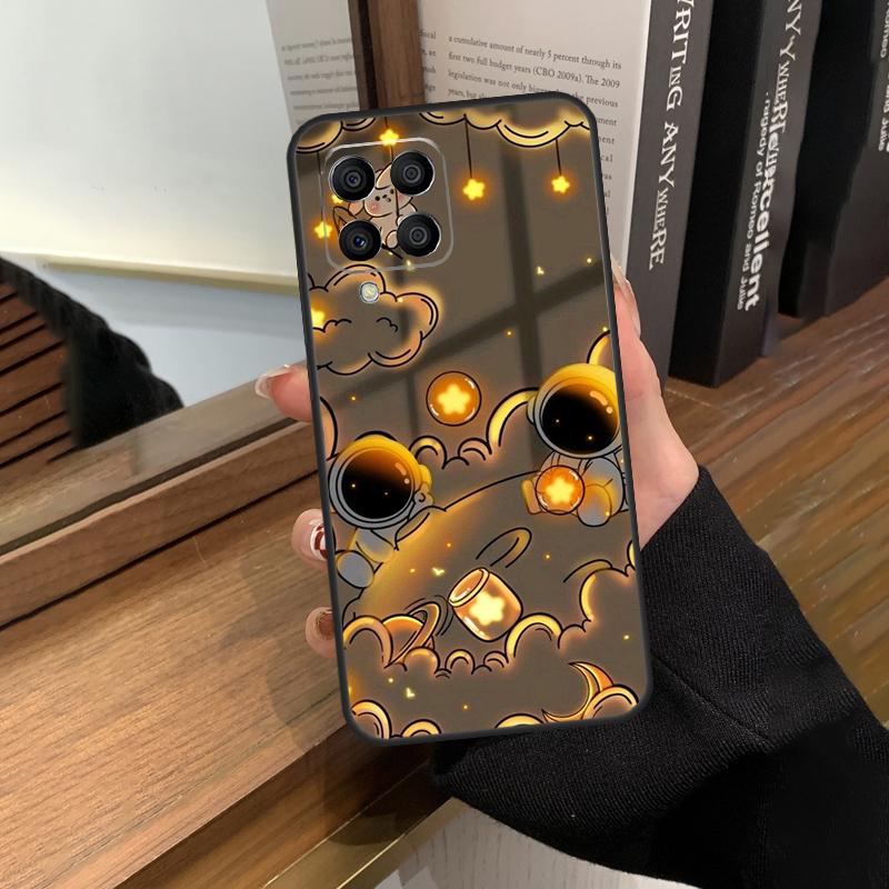 Милый чехол-астронавт с галактикой для Samsung Galaxy M56 M16 M36 M33 M53 M13 M12 M32 M52 M20 M15 M55 M31 M14 M35 M34 M54