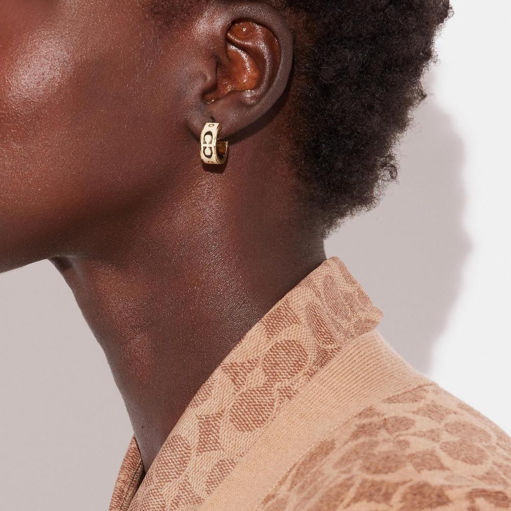 Coach Фирменные серьги Huggie с эмалью, золотисто-черные