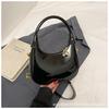 2025 New Handheld Crescent Bag Women's Fashion Patent Leather Underarm Bag Casual Simple Commuter Shoulder Crossbody Women's Bag