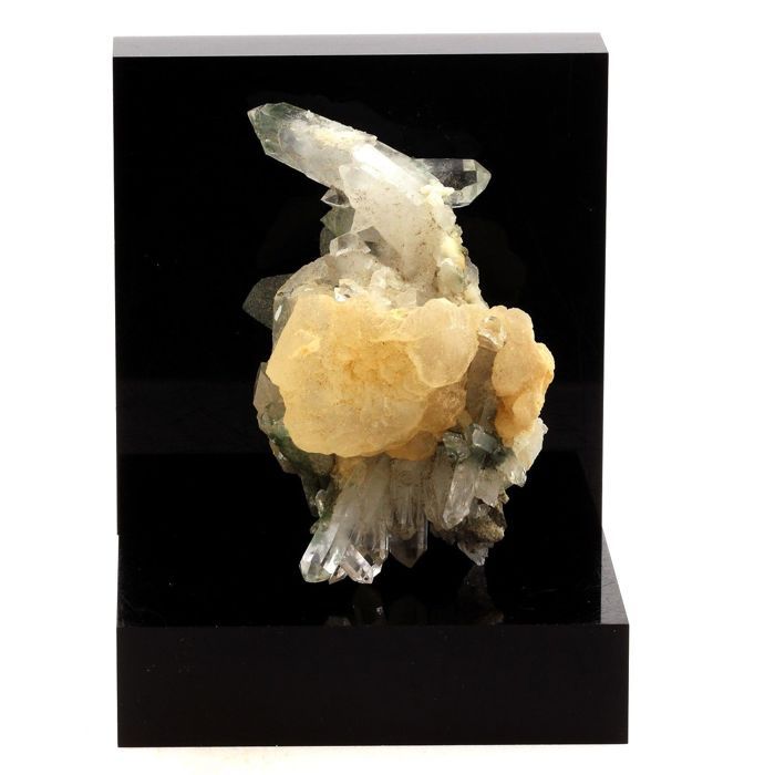 Pierres et Minéraux. Quartz + Calcite. 571.6 ct. Massif des Grandes Rousses, France.
