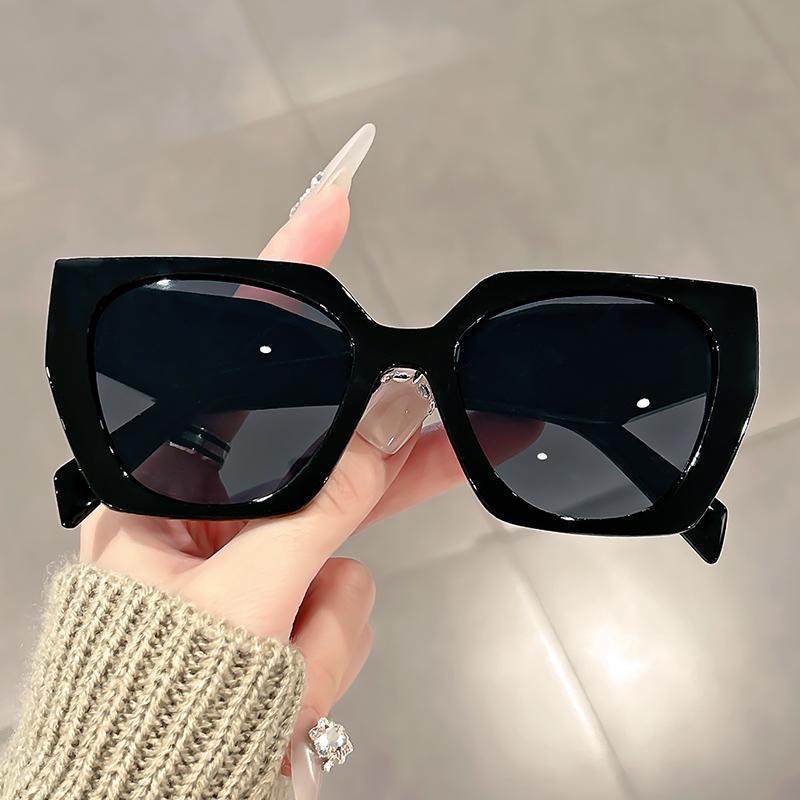 Универсальные солнцезащитные очки в квадратной оправе с уникальными дужками в форме ромба — модные и трендовые аксессуары для тревел-фотографии