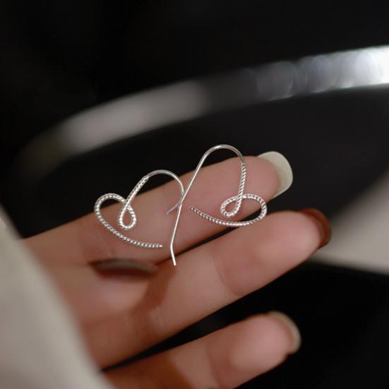 1 пара женских сережек в форме полого сердца, преувеличенный стиль, скрученная текстура, сплошной цвет