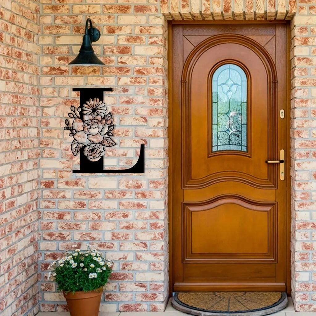 Потрясающая металлическая табличка с цветочными буквами-монограммами! Металлическое настенное искусство. Цветочный декор стен с заглавными буквами алфавита. Буквы для стен своими руками. Знак на заднем плане.