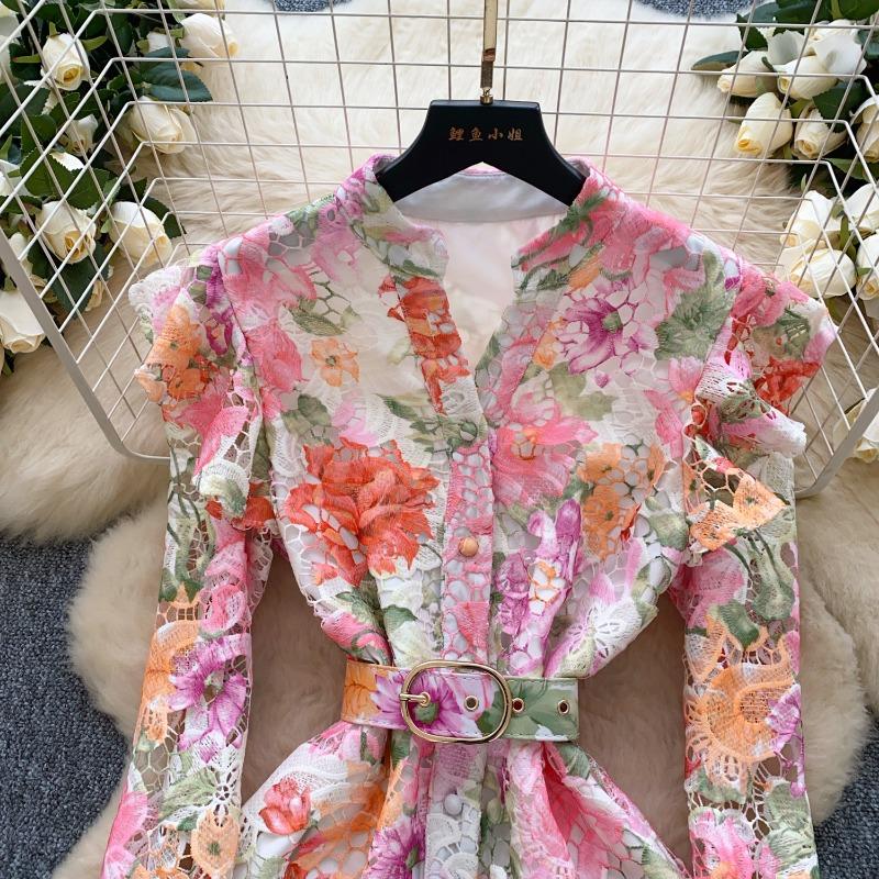 Летнее женское платье с принтом, рукавами-фонариками и ажурным вязаным крючком дизайном с вырезами, создающее стильный образ.