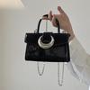 Чувство роскоши Женская маленькая квадратная сумка через плечо с замком-полумесяцем Модная лакированная кожа Однотонная Универсальная ручная сумка-кроссбоди с цепочкой CLE