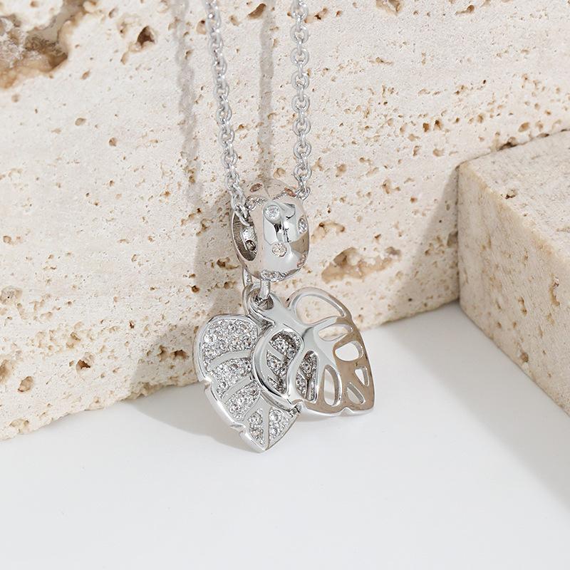 Design Diamond-Encrusted Leaf Pendant Necklace, A Simple And High-End Double-Layer Leaf Necklace