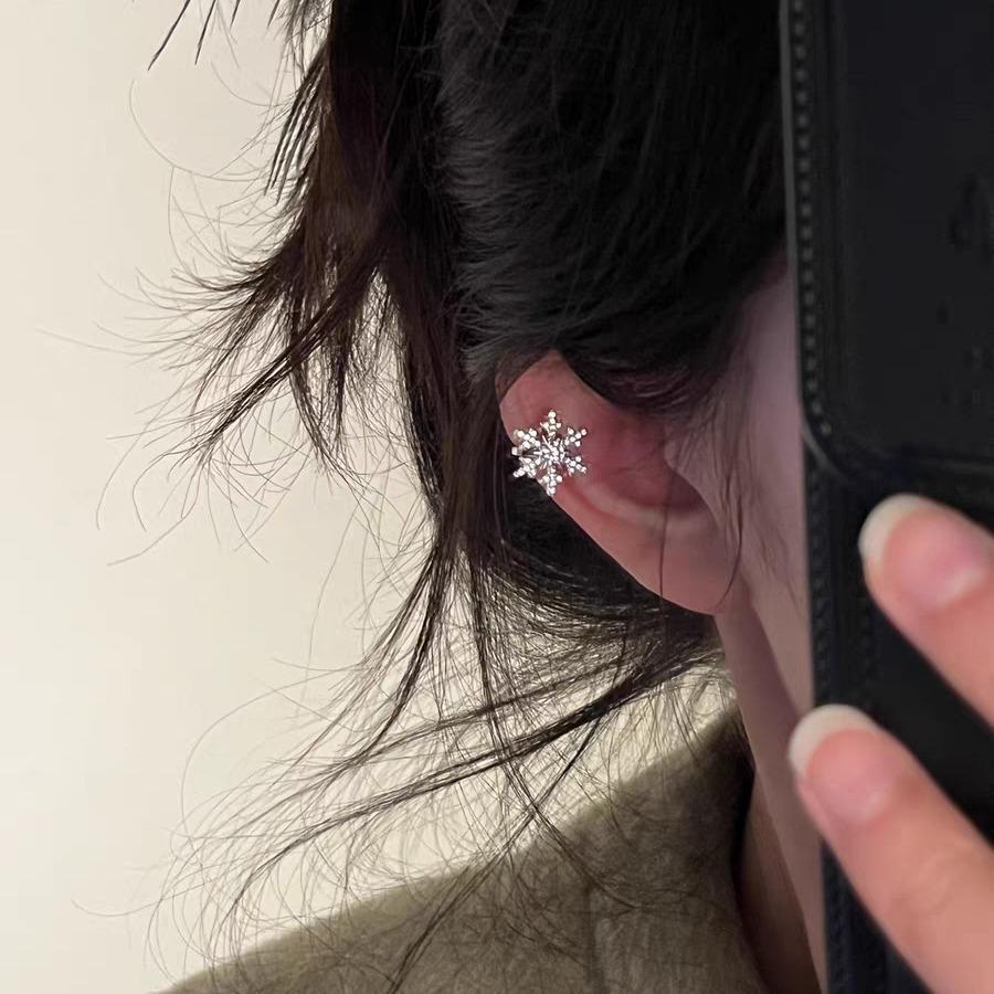 "Autumn Winter Snowflake Zircon Ear Clip: Elegant and Luxurious Ear Clip for a Festive, No-Piercing Required Look"