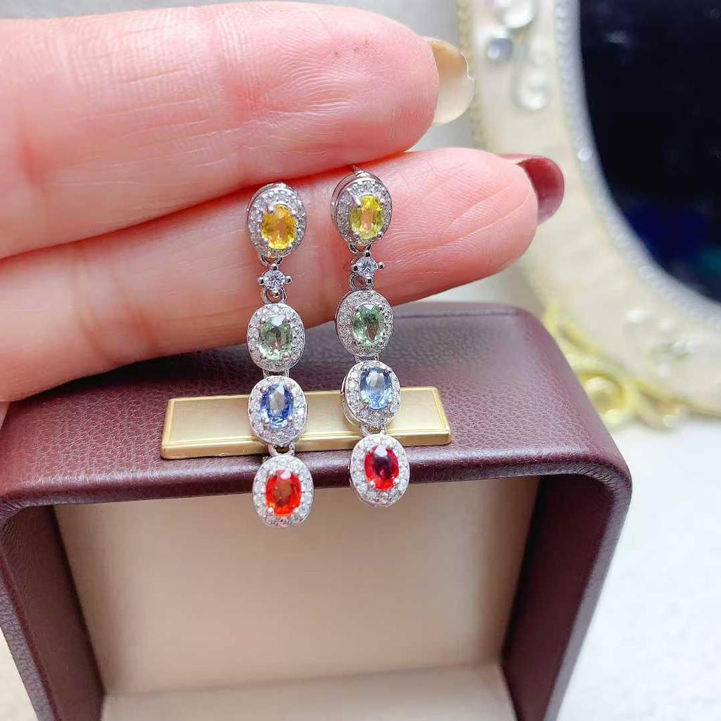 Серьги из серебра 925 пробы с сапфирами: Роскошный дизайн с ощущением высокого качества, серьги-гвоздики и серьги-подвески с цветными драгоценными камнями из коллекции Bustling.