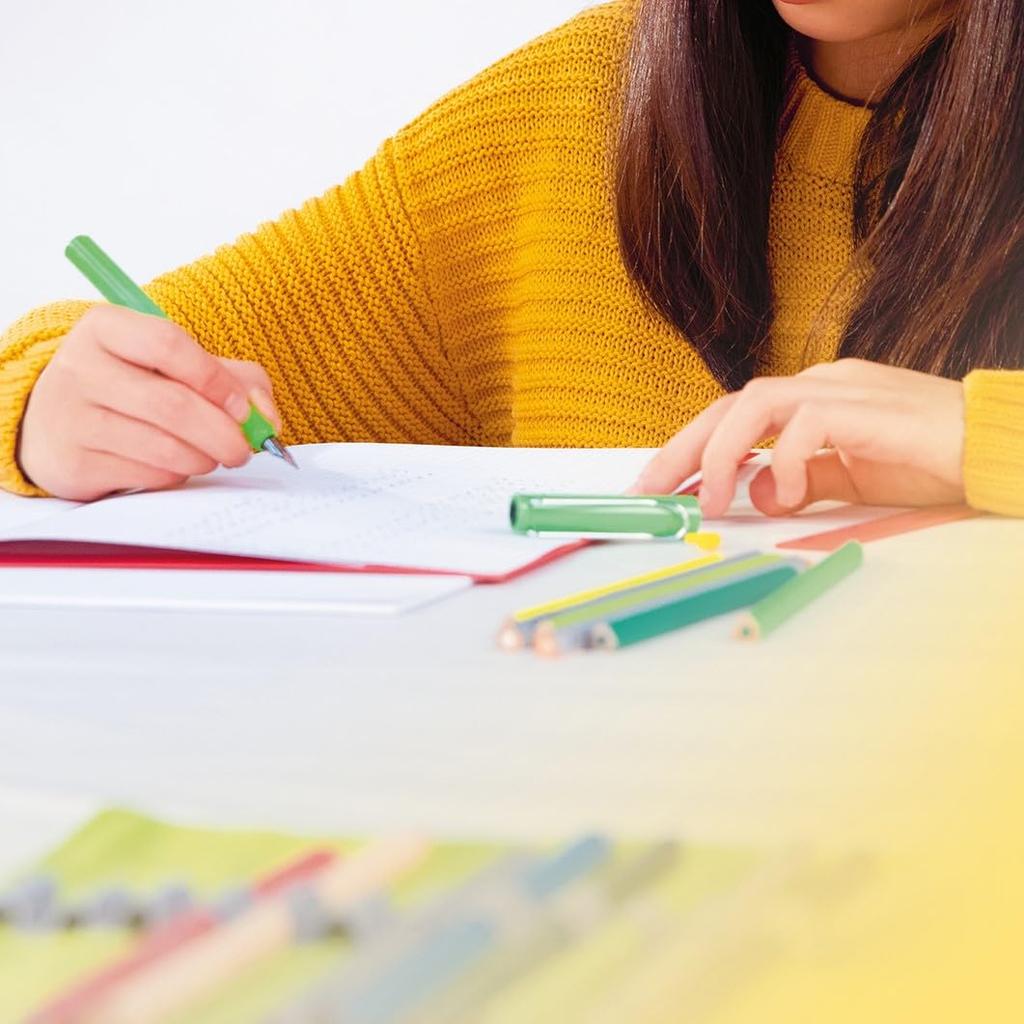 Lamy Перьевая ручка Safari Light Rose Эргономичная ручка и полированное стальное перо Размер EF Идеально подходит для письма и каллиграфии LAMY T 10 Blue с чернильным картриджем