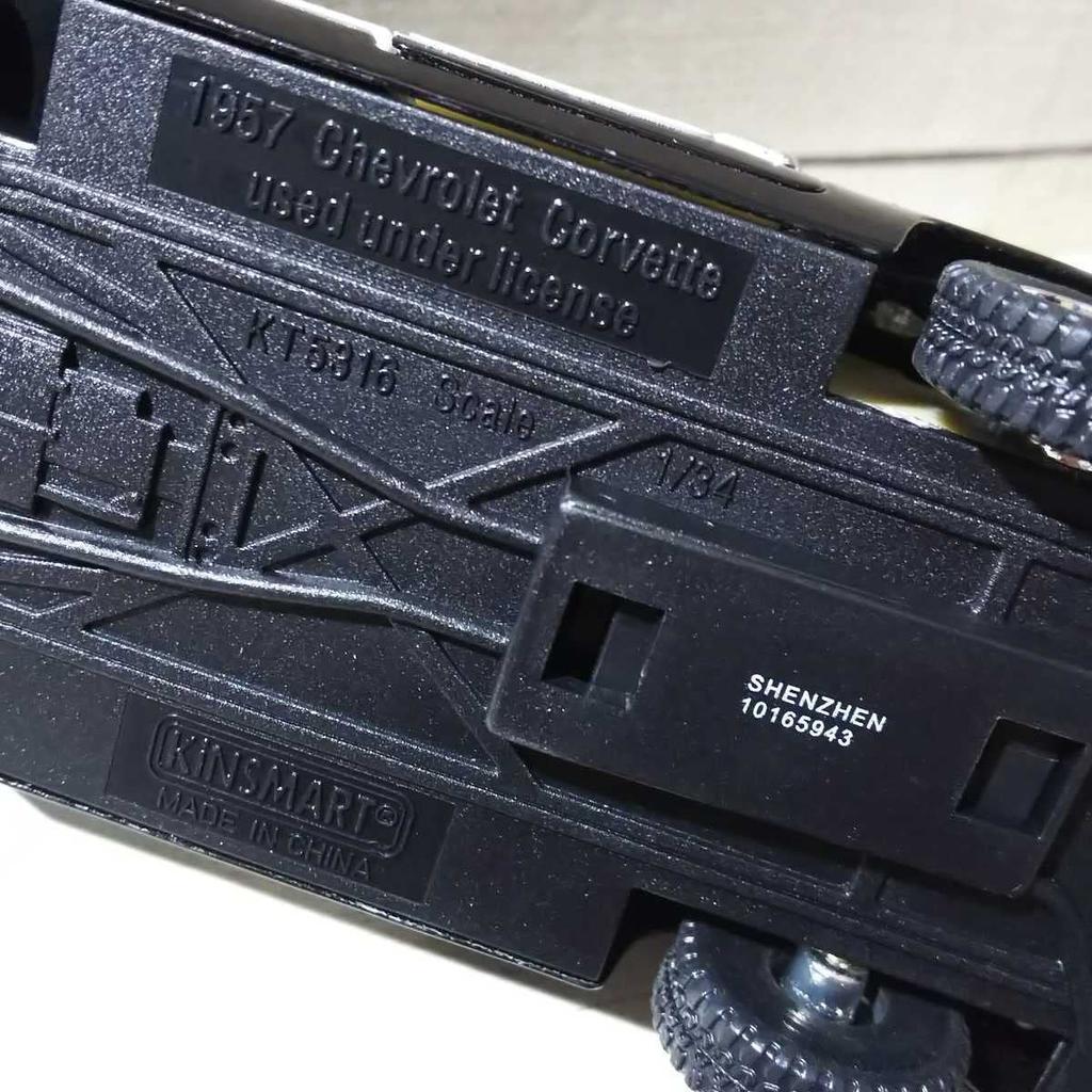 KINSMART134 Chevrolet Corvette 1957 Black Pullback Diecast Car