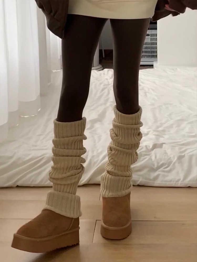 Серые вязаные носки с разрезом - толстые ребристые полосы, длина до икры, уютный осенне-зимний стиль, свободный крой, модные ворсистые носки