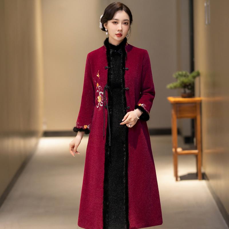 Retro Embroidered Velvet Cheongsam Coat for Middle-Aged and Elderly: Stylish & Versatile Autumn/Winter Outerwear