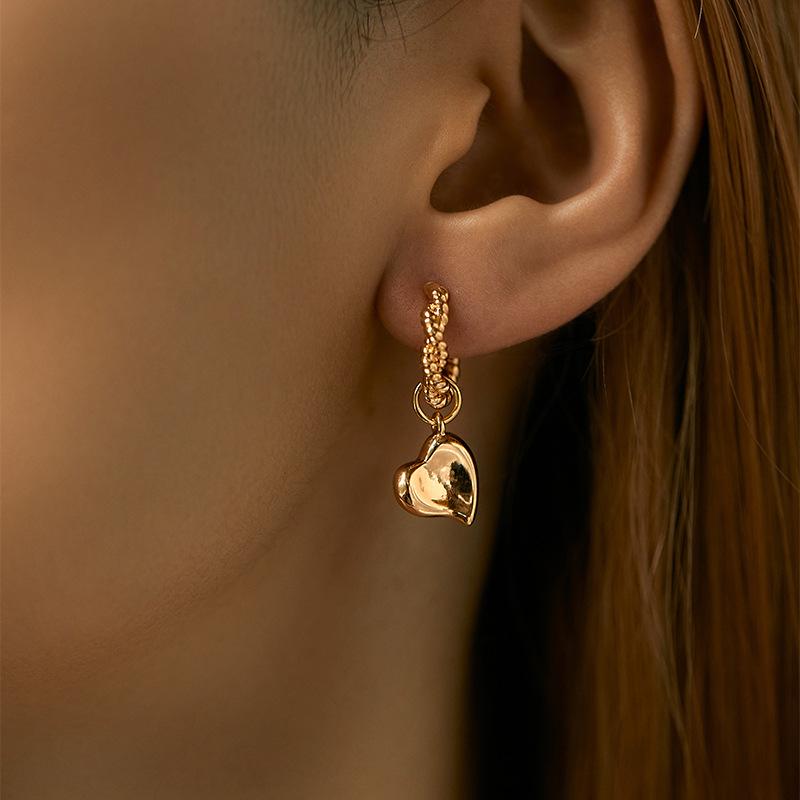 Sweet Golden Heart Pendant Earrings French Style Light Luxury Ear Buckles