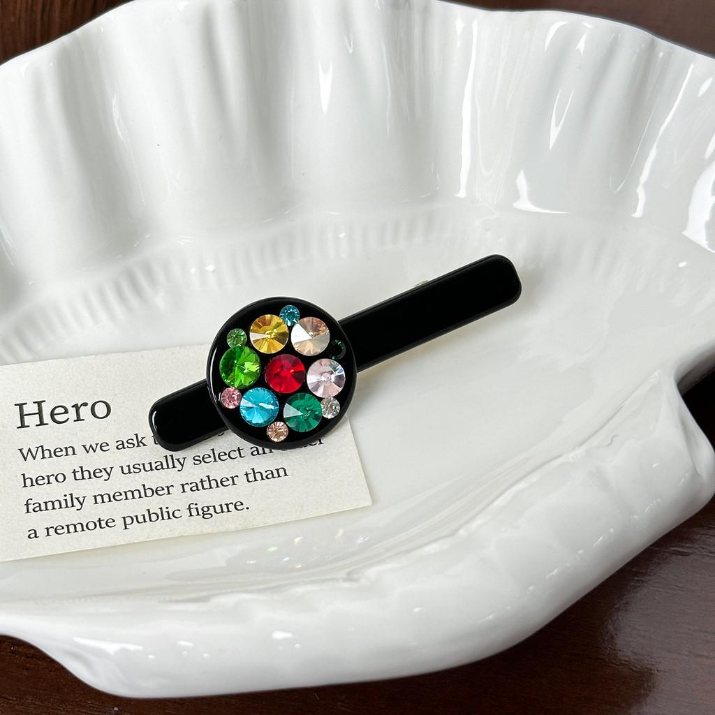 Качественная заколка-крокодил премиум-класса со стразами белого, черного, красного и кофейного темного цветов