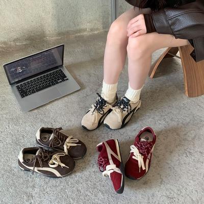 Корейские повседневные туфли на платформе, увеличивающие рост, обувь Форреста Гампа женская 2025 осень новинка модные универсальные на шнуровке не устают ноги немецкие тренировочные туфли