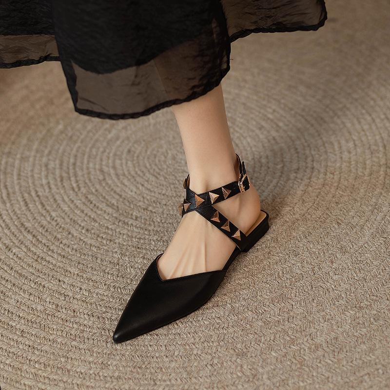 Модные французские темпераментные полуботинки женские сандалии 2024 года лета новые модные универсальные туфли с заклепками и плоской подошвой тренд