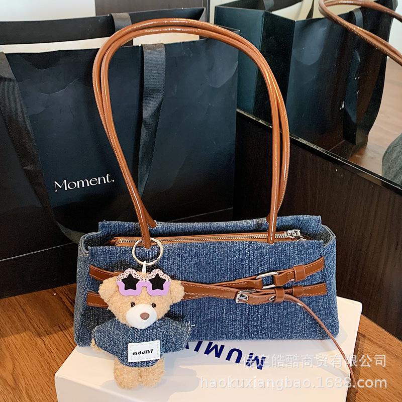 Сумка под мышкой женская 2025 новая высококлассная в иностранном стиле женская летняя универсальная нишевого дизайна плечевая портативная сумка-багет