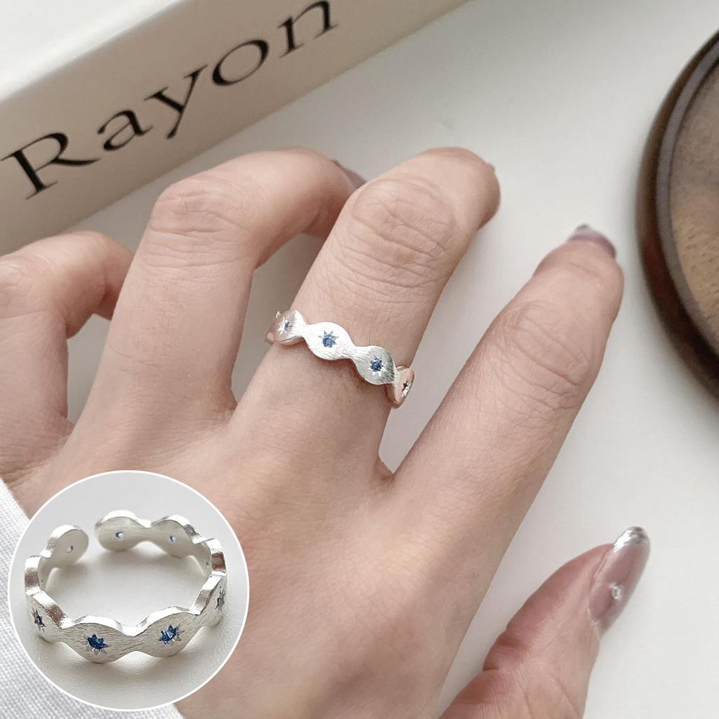 Элегантное посеребренное кольцо S925 светло-голубого цвета с открытым дизайном для женщин - Универсальное, модное и роскошное кольцо на указательный палец.