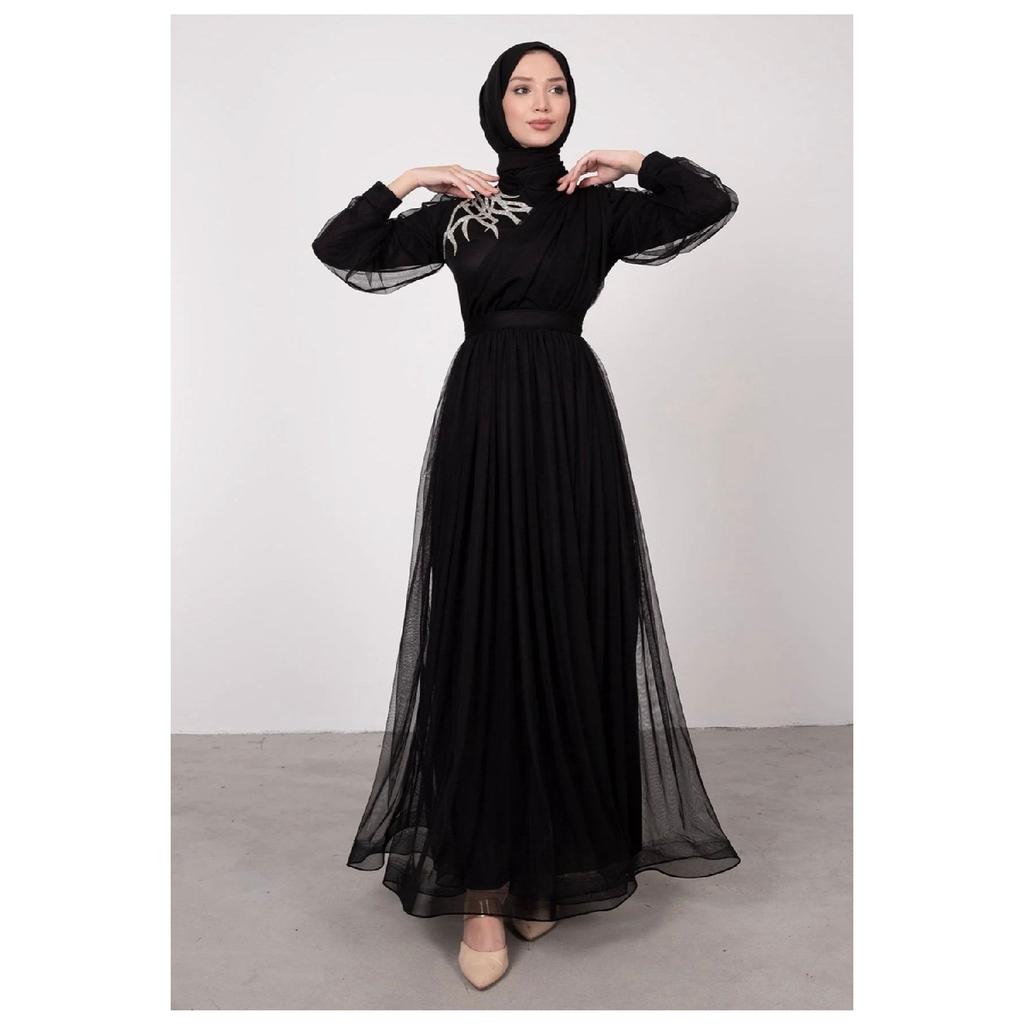 Вечернее платье из тюля с драпировкой и поясом, с каменной отделкой спереди