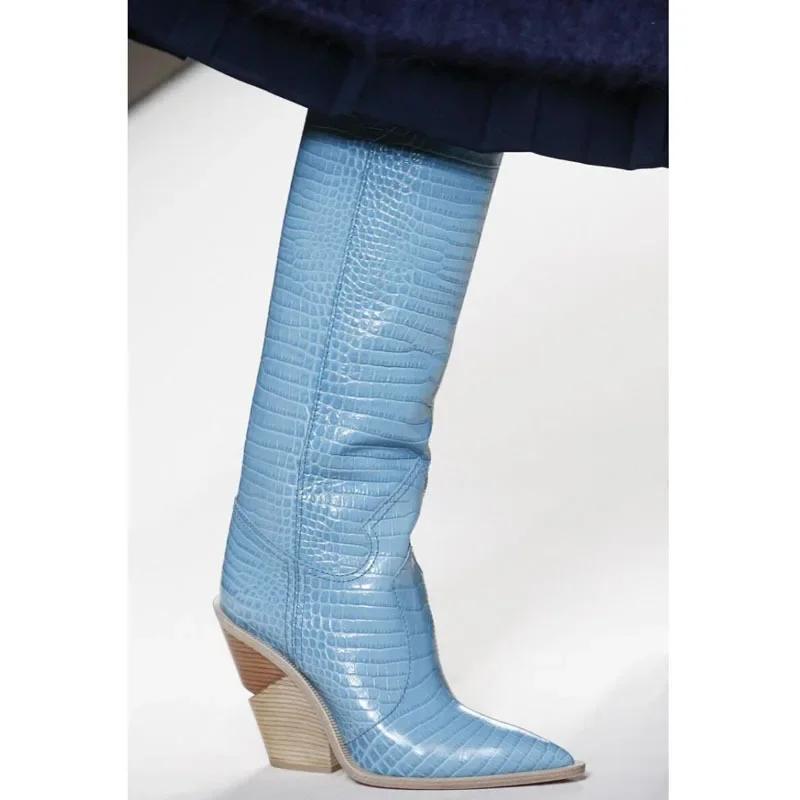 Модные сексуальные женские сапоги большого размера 2024 года, европейская американская мода, новый показ мод, длина до колена, заостренный каблук с рисунком под дерево, высокие сапоги