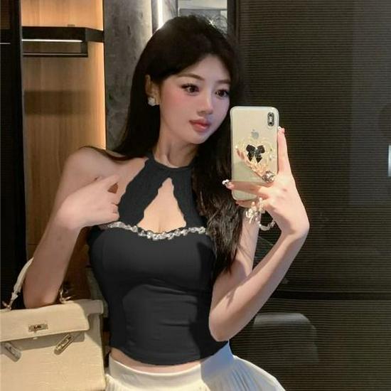 Элегантная майка с кружевной отделкой и нагрудными вкладышами для всех сезонов