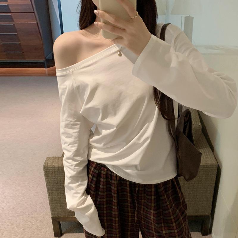 «Уникальная женская футболка на одно плечо из коллекции «Ранняя осень 2024»: Европейский дизайн"