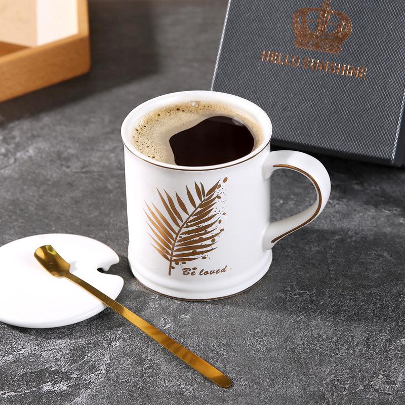 Легкая роскошь Матовая черно-белая кружка Керамический сувенир с крышкой ложкой Парная чашка для воды Бытовая керамическая чашка Подарочная коробка