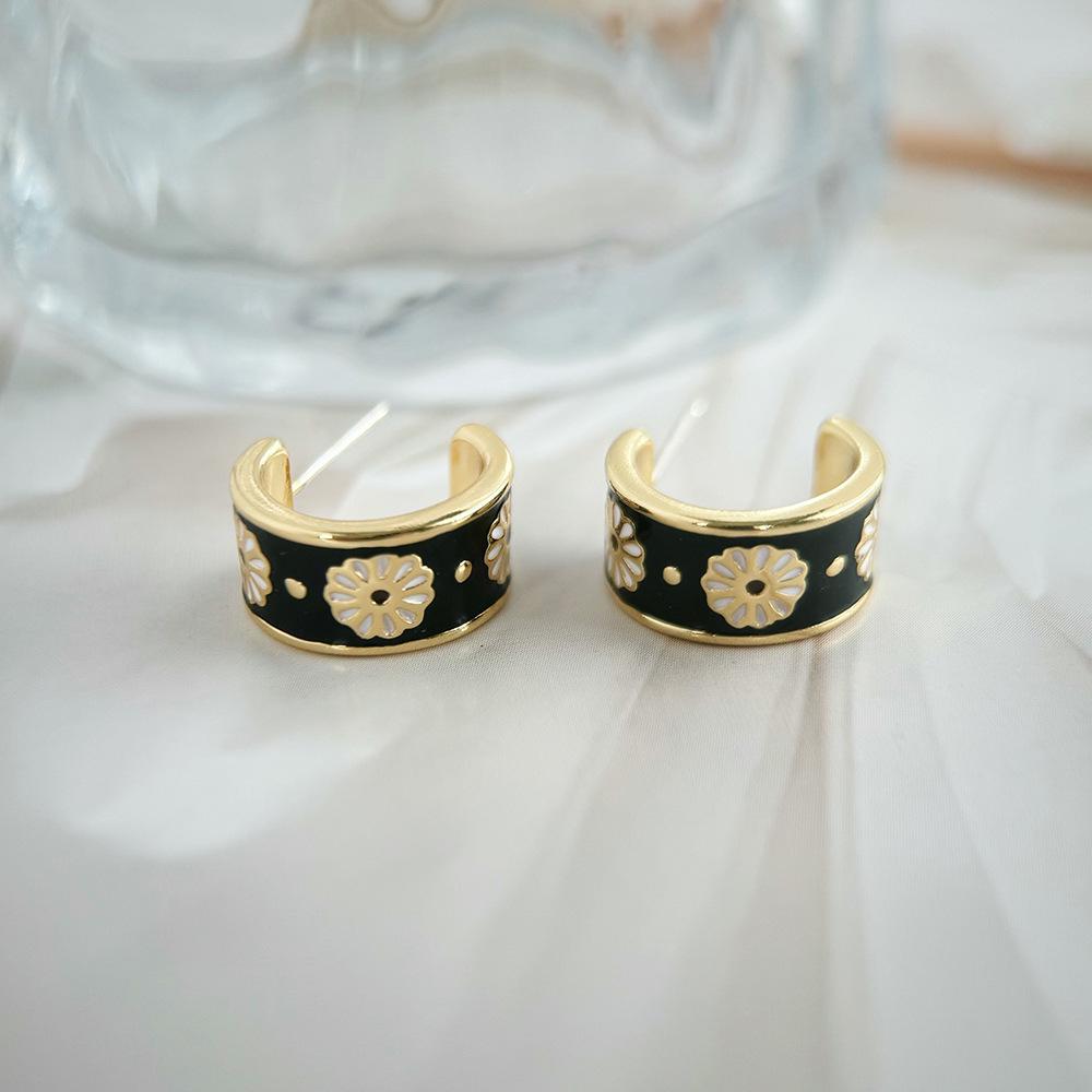 Daisy Stud Earrings: S925 Sterling Silver, Drip Oil, Retro Design, Luxury Feel