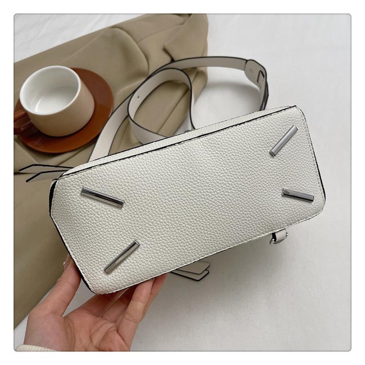 Портативная сумка через плечо с узором личи, модная и практичная.