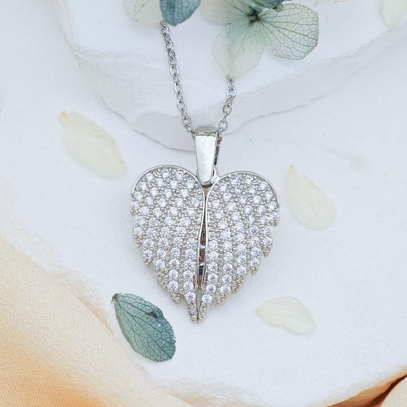 Heart-shaped Open and Closing Wings Creative Fashion Necklace for Women, Simple and Elegant Luxury Design with A Touch of Sophistication.