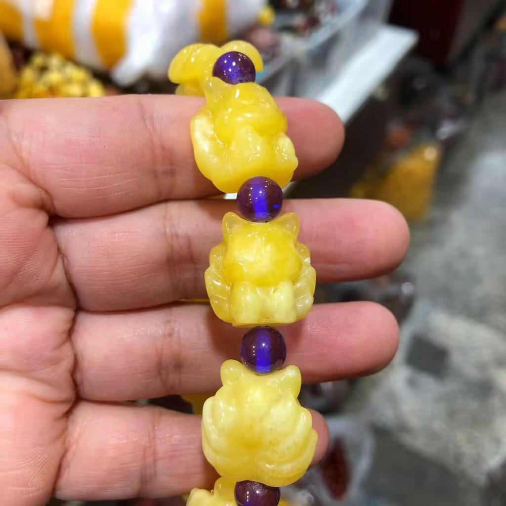 Браслет-мишка из пчелиного воска с янтарной цепочкой и подвеской-мишкой с патиной цвета куриного жира