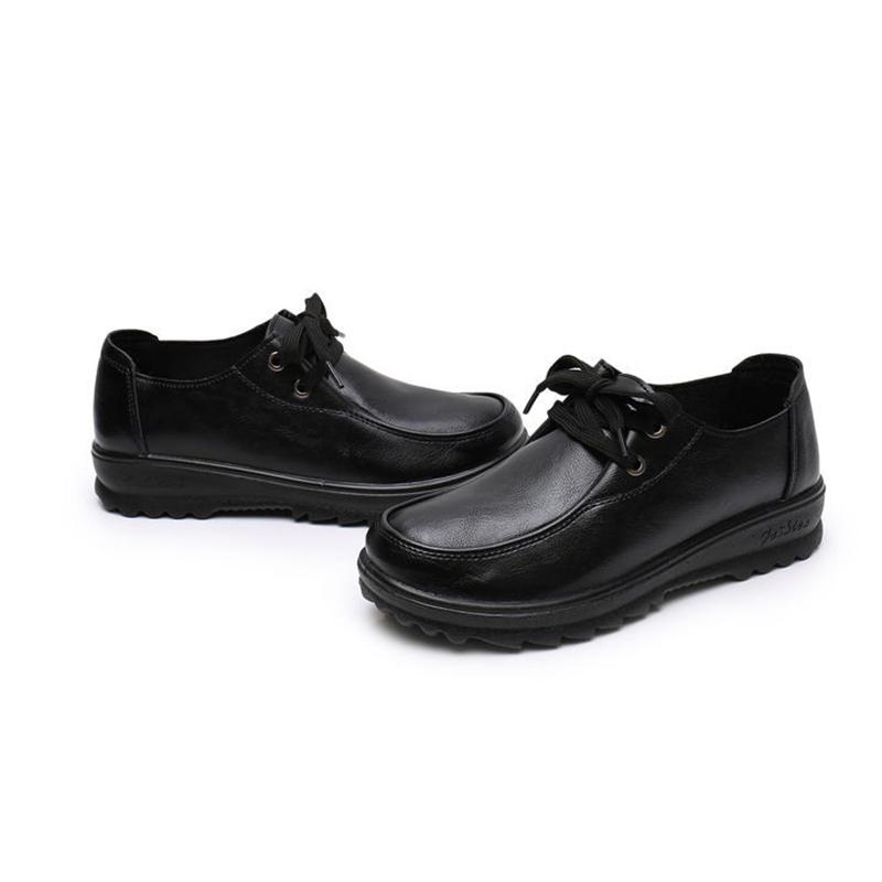 Нескользящая рабочая обувь. Женская черная кожаная обувь. Удобная и мягкая обувь для мамы среднего возраста. Туфли на плоской подошве.