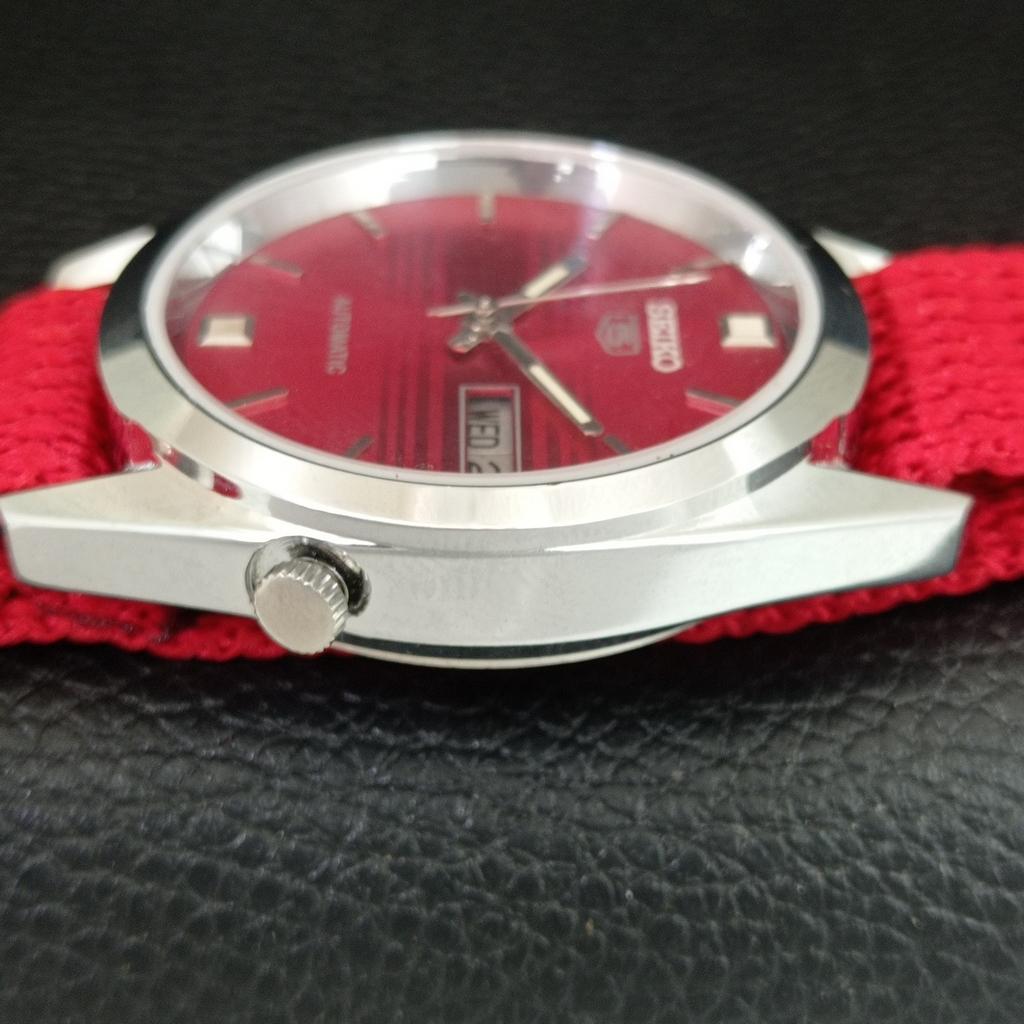 ВИНТАЖНЫЕ АВТОМАТИЧЕСКИЕ SEIKO 5 7009A ЯПОНИЯ МУЖСКИЕ ОТРЕМОНТИРОВАННЫЕ ЧАСЫ С КРАСНЫМ ЦИФЕРБЛАТОМ a709599-1