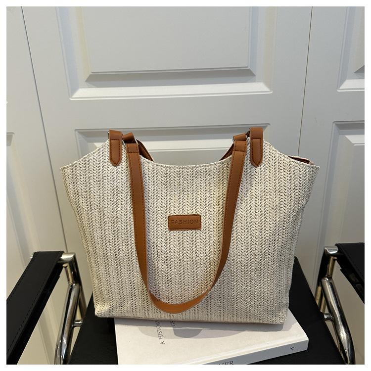 Повседневная текстура простая 2025 новый тканый модный тренд летний дизайн большая вместимость женская плечевая сумка-тоут