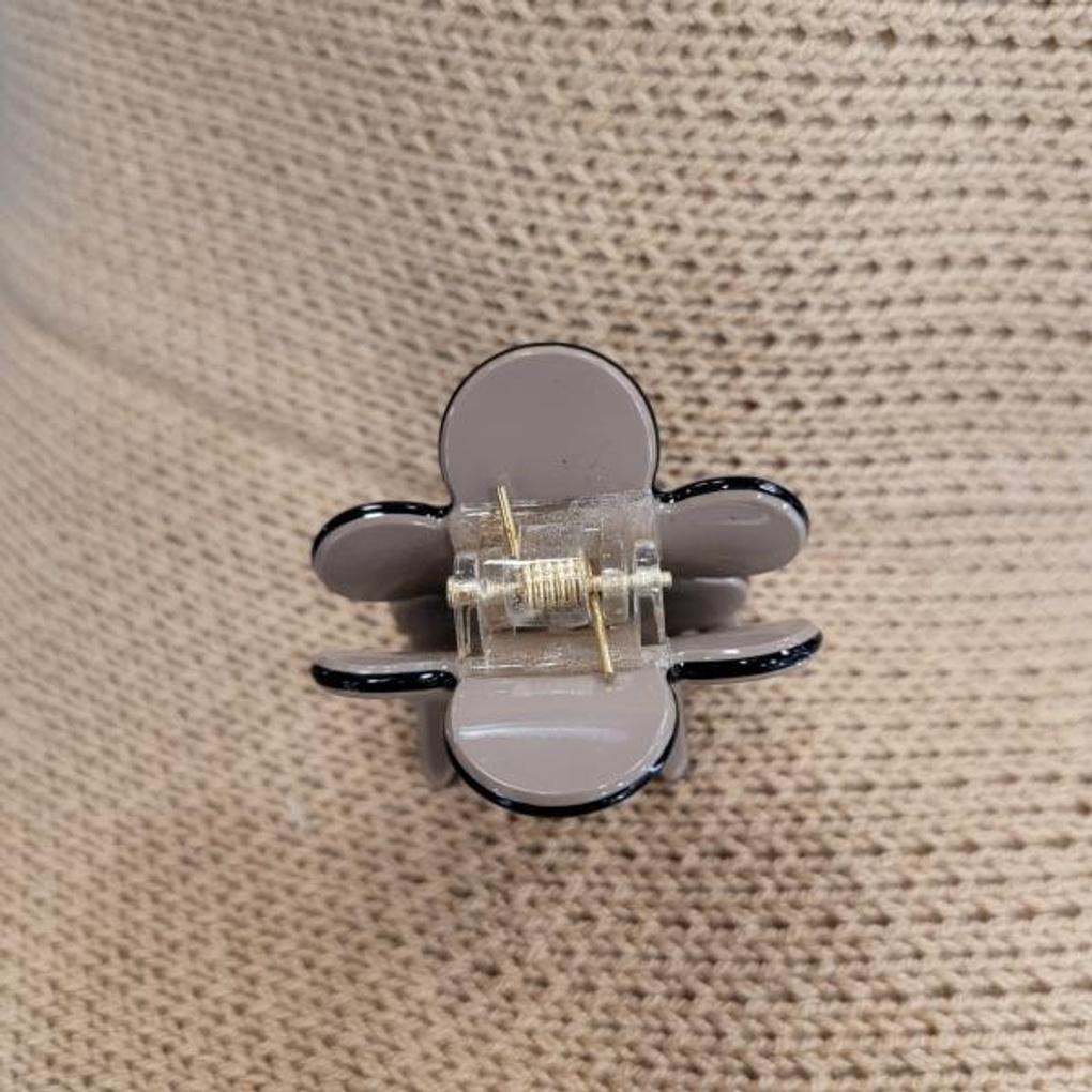 Atria Acrylic Material Bright Flower Clip OSHHPIN0006