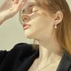 Смелый серьга-подвеска в форме капли воды, которую носила Бан Хё-рин