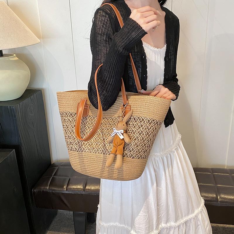 Summer popular vacation woven bag women's seaside straw bag 2026 new fashion versatile commuter shoulder tote bag