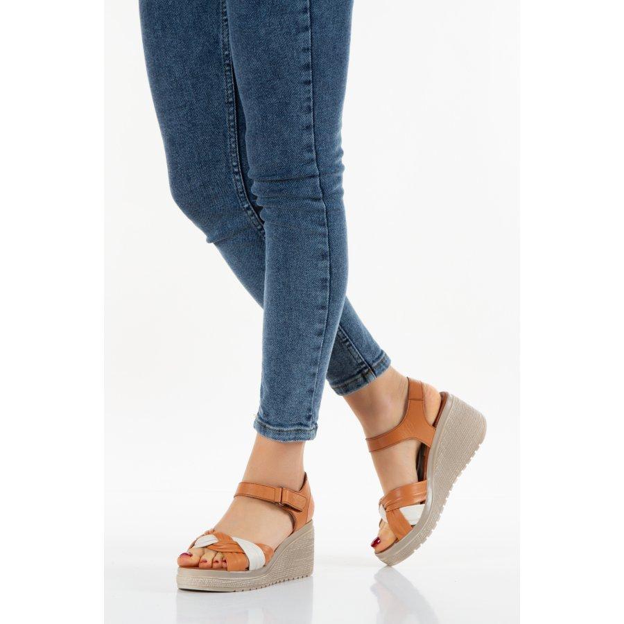 Женские кожаные повседневные сандалии на танкетке