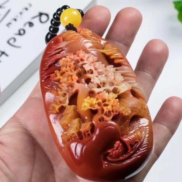 Китайский антикварный кулон из резного шоушаньского камня с пейзажем и рыбацкой лодкой