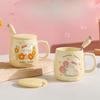 Керамическая кружка с крышкой и ложкой с высоким внешним видом и милой девушкой, пьющей воду, для дома, офиса, сувенирная кружка