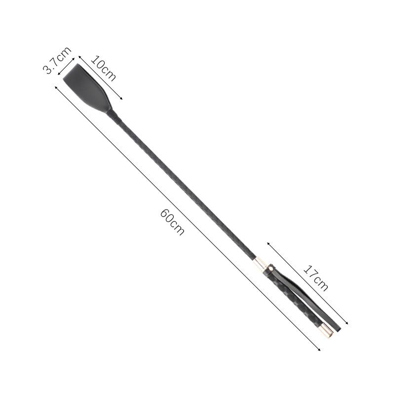 Сексуальная ролевая игра SM с кнутом и кнутом