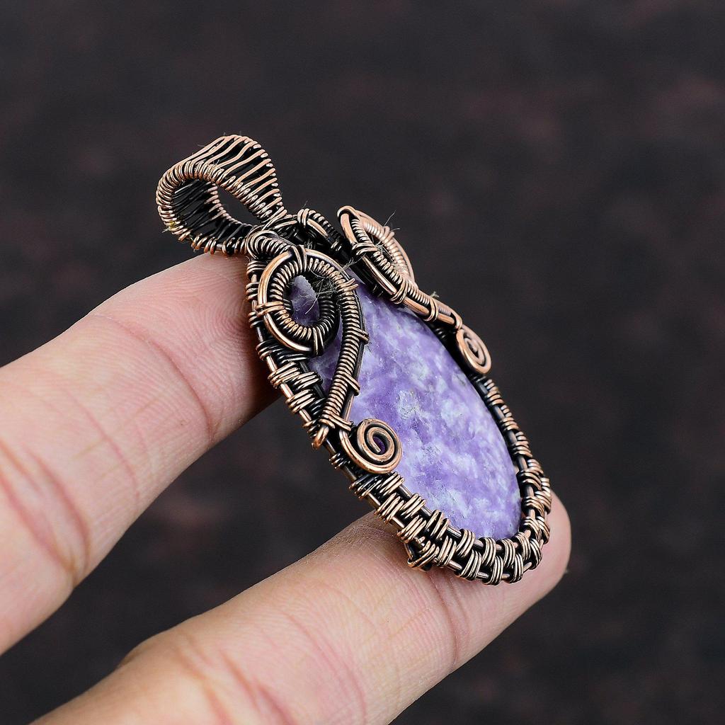 Кулон из лепидолита, кулон, обернутый медной проволокой, украшения из меди и лепидолита, стильный кулон, подарок для него, украшения из проволоки, кулон ручной работы