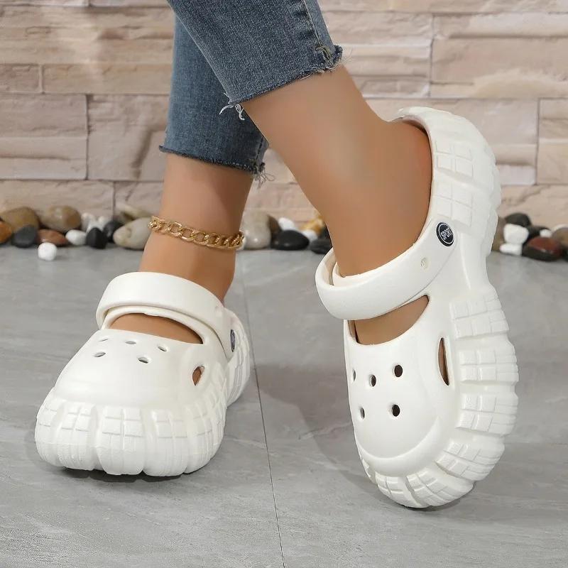 Женские сандалии 2024 года, новые модные однотонные универсальные летние легкие нескользящие пляжные туфли с мягким дном и отверстиями для сада